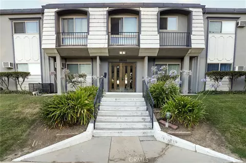 22050 Calvert St #13, Woodland Hills, CA 91367
