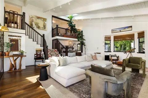 22220 Costanso St, Woodland Hills, CA 91364