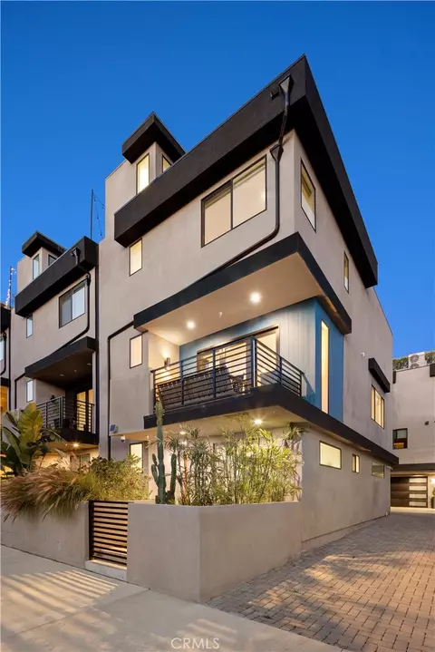 922 N Ridgewood Pl, Los Angeles, CA 90038
