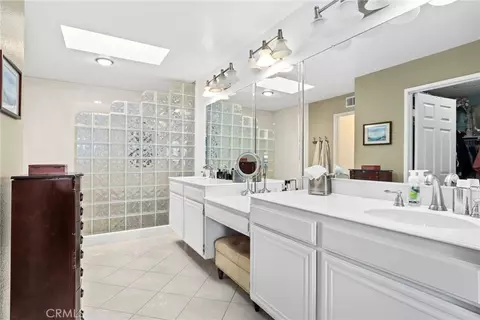 Bath - 12401 Willow Forest Dr, Moorpark, CA 93021 photo 2 of 4