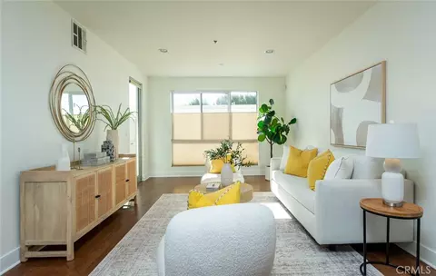 817 N Alfred St #205, Los Angeles, CA 90069