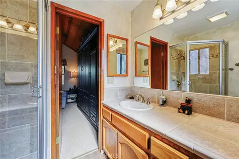 Bath - 1847 Thrush Rd, Wrightwood, CA 92397 photo 3 of 3