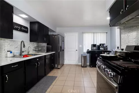 Kitchen - 44650 2nd E, Lancaster, CA 93535 photo 2 of 2