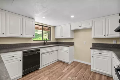 Kitchen - 29570 Butterfield, Tehachapi, CA 93561 photo 3 of 3