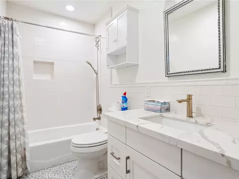 Bath - 7580 Mcgroarty Ter, Tujunga, CA 91042 photo 6 of 11