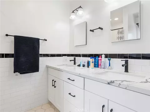 Bath - 7580 Mcgroarty Ter, Tujunga, CA 91042 photo 7 of 11