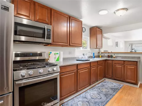 Kitchen - 7580 Mcgroarty Ter, Tujunga, CA 91042 photo 7 of 9