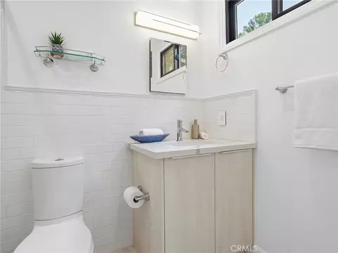 Bath - 7580 Mcgroarty Ter, Tujunga, CA 91042 photo 4 of 11