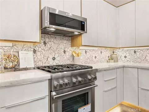 Kitchen - 7580 Mcgroarty Ter, Tujunga, CA 91042 photo 3 of 9