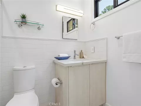 Bath - 7580 Mcgroarty Ter, Tujunga, CA 91042 photo 4 of 11