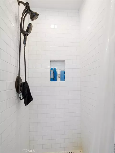 Bath - 7580 Mcgroarty Ter, Tujunga, CA 91042 photo 8 of 11