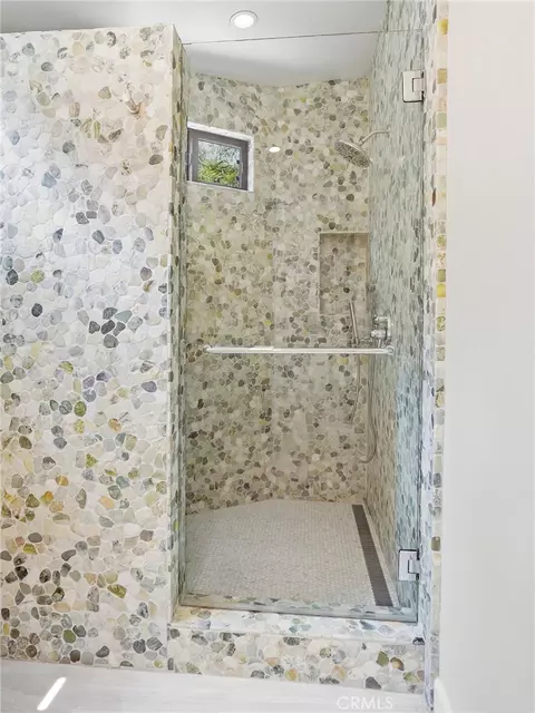Bath - 7580 Mcgroarty Ter, Tujunga, CA 91042 photo 2 of 11