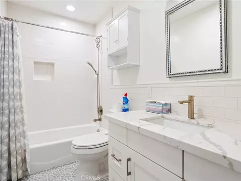 Bath - 7580 Mcgroarty Ter, Tujunga, CA 91042 photo 6 of 11