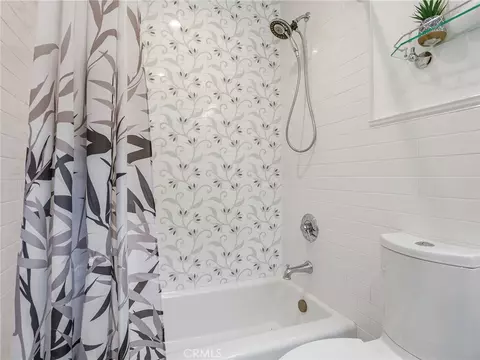 Bath - 7580 Mcgroarty Ter, Tujunga, CA 91042 photo 5 of 11