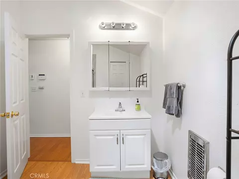 Bath - 7580 Mcgroarty Ter, Tujunga, CA 91042 photo 9 of 11