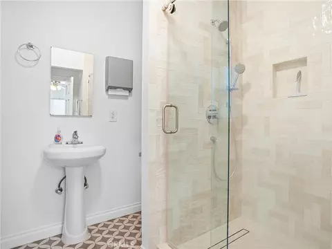Bath - 7580 Mcgroarty Ter, Tujunga, CA 91042 photo 11 of 11