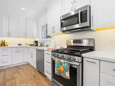 Kitchen - 7580 Mcgroarty Ter, Tujunga, CA 91042 photo 5 of 9