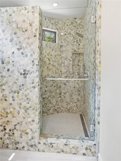 Bath - 7580 Mcgroarty Ter, Tujunga, CA 91042 photo 2 of 11