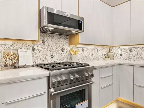 Kitchen - 7580 Mcgroarty Ter, Tujunga, CA 91042 photo 3 of 9