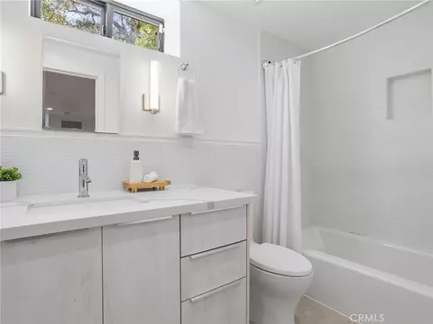 Bath - 7580 Mcgroarty Ter, Tujunga, CA 91042 photo 3 of 11