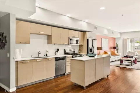 5016 Bakman #205, North Hollywood, CA 91601
