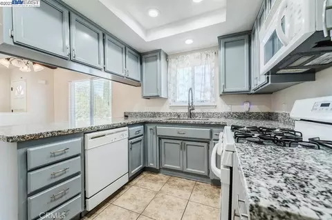 Kitchen - 21019 Rambling, Apple Valley, CA 92308 photo 2 of 4