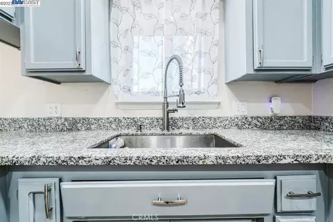 Kitchen - 21019 Rambling, Apple Valley, CA 92308 photo 3 of 4