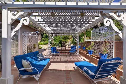 Exterior - 9862 Cabanas, Tujunga, CA 91042 photo 9 of 27