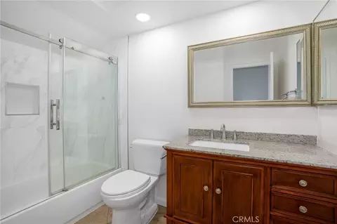 Bath - 6820 Eaglehaven Ln, Oak Park, CA 91377 photo 2 of 3