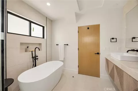 Bath - 2316 N Parish, Burbank, CA 91504 photo 5 of 10