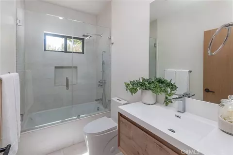 Bath - 2316 N Parish, Burbank, CA 91504 photo 8 of 10