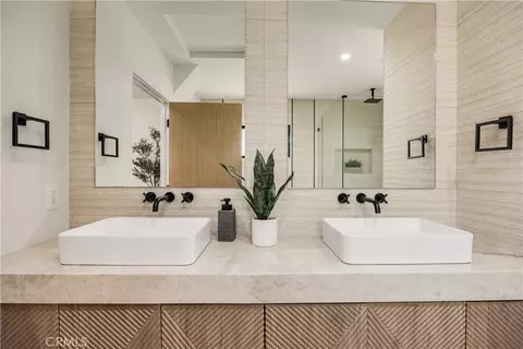 Bath - 2316 N Parish, Burbank, CA 91504 photo 7 of 10