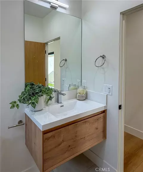 Bath - 2316 N Parish, Burbank, CA 91504 photo 9 of 10