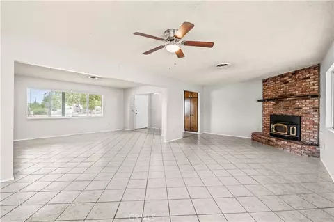 Living - 13755 Mohawk Rd, Apple Valley, CA 92307 photo 5 of 9