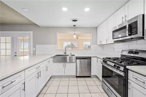 Kitchen - 13755 Mohawk Rd, Apple Valley, CA 92307 photo 4 of 5