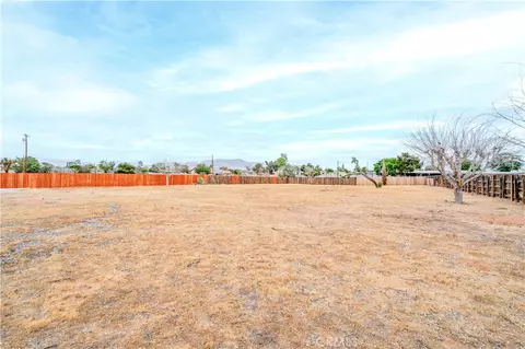 Exterior - 13755 Mohawk Rd, Apple Valley, CA 92307 photo 6 of 8