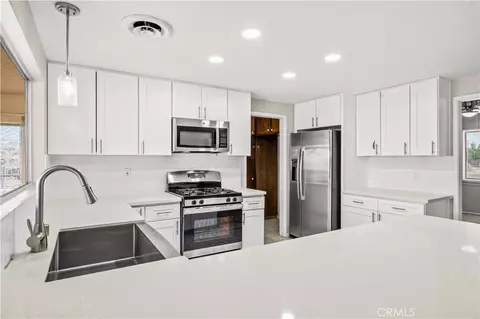 Kitchen - 13755 Mohawk Rd, Apple Valley, CA 92307 photo 3 of 5