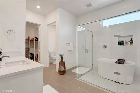 Bath - 29455 Corte Halcon, Valencia, CA 91354 photo 2 of 3