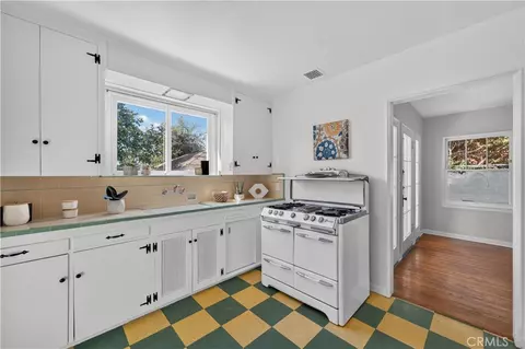 Kitchen - 590 Prescott St, Pasadena, CA 91104 photo 3 of 4