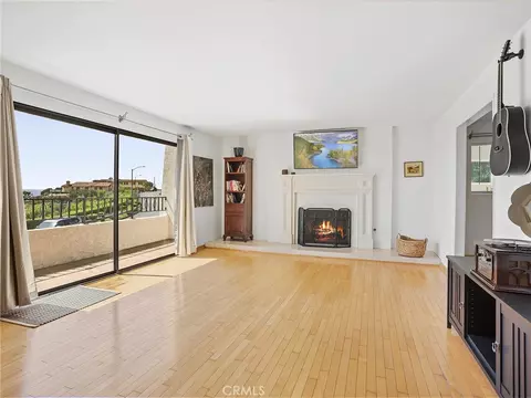 Living - 1350 E Tujunga Ave, Burbank, CA 91501 photo 1 of 5