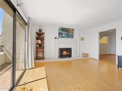 Living - 1350 E Tujunga Ave, Burbank, CA 91501 photo 2 of 5