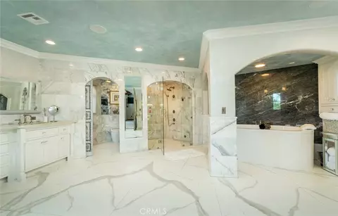 Bath - 330 Kempton Rd, Glendale, CA 91202 photo 1 of 12