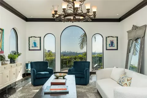 Living - 330 Kempton Rd, Glendale, CA 91202 photo 3 of 10