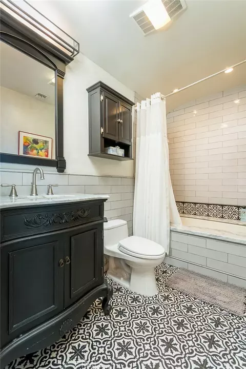 Bath - 330 Kempton Rd, Glendale, CA 91202 photo 9 of 12
