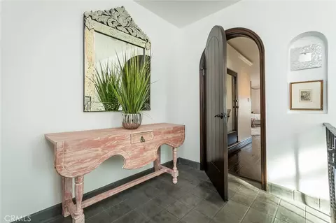 Entry Way - 330 Kempton Rd, Glendale, CA 91202 photo 4 of 5