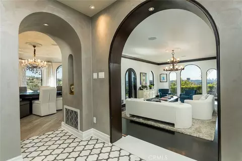 Entry Way - 330 Kempton Rd, Glendale, CA 91202 photo 2 of 5