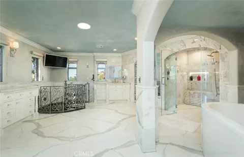 Bath - 330 Kempton Rd, Glendale, CA 91202 photo 2 of 12