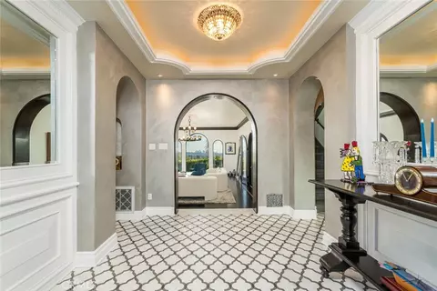 Entry Way - 330 Kempton Rd, Glendale, CA 91202 photo 1 of 5