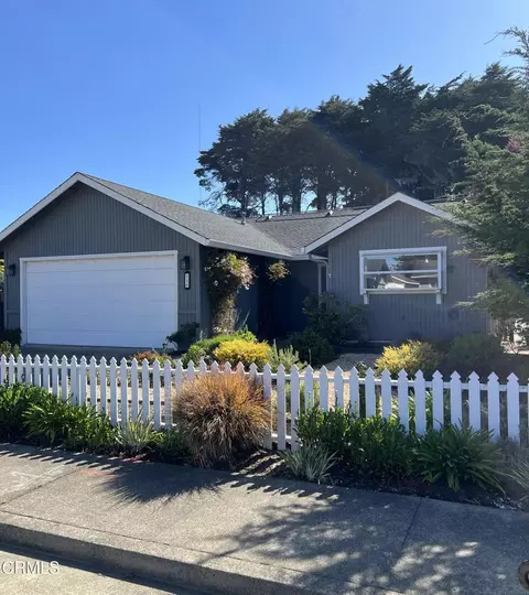 110 Hocker Ln, Fort Bragg, CA 95437