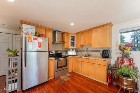 Kitchen - 925 Knob Hill Rd, Ukiah, CA 95482 photo 3 of 3